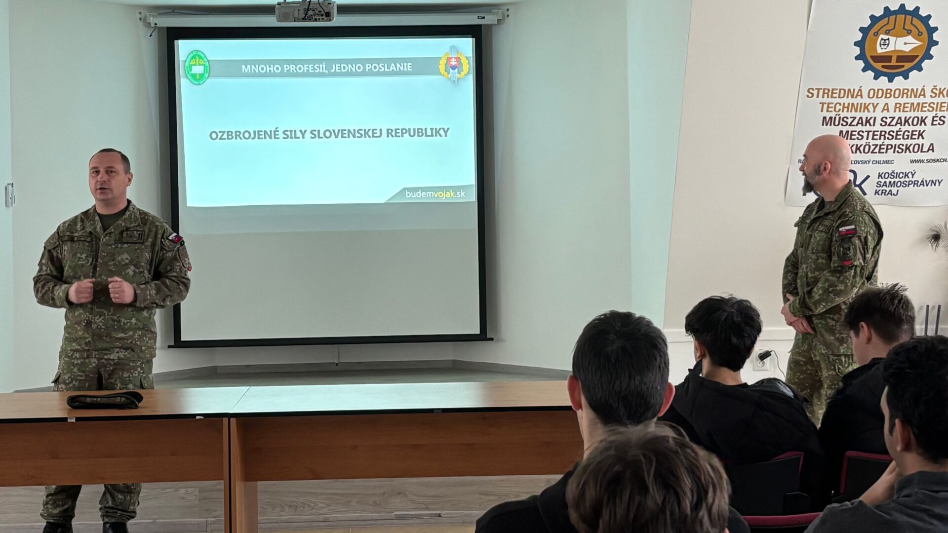 Od školských lavíc k vojenskej uniforme